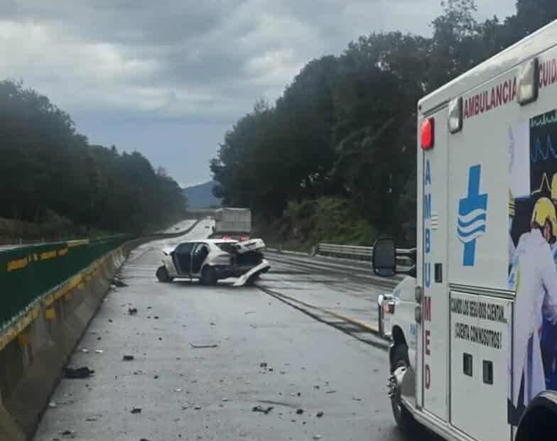 Choca auto contra muro de contención en la Siglo 21; hay 2 heridos ...