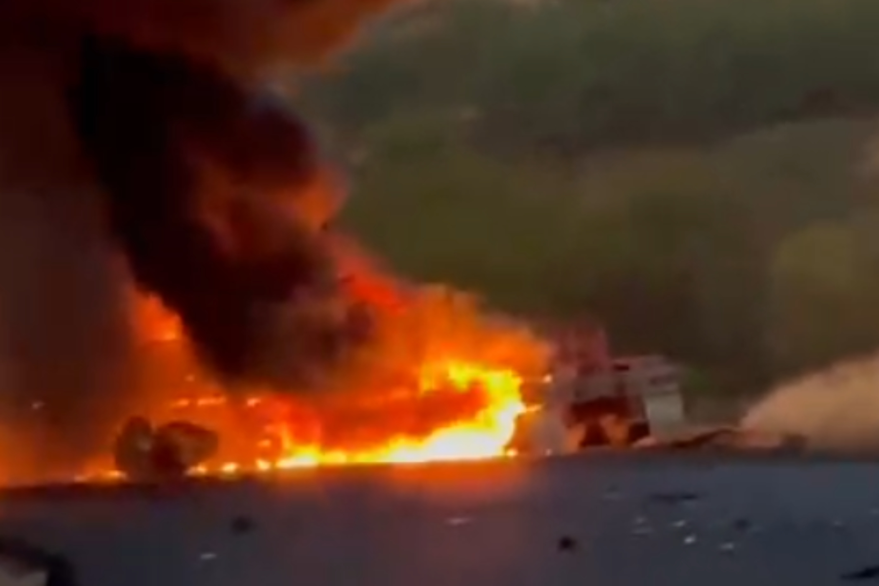 Tráiler con rollos de acero vuelca y se incendia en La Huacana ...