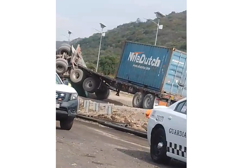 Tráiler se queda sin frenos y pierde el remolque en la Siglo 21 ...