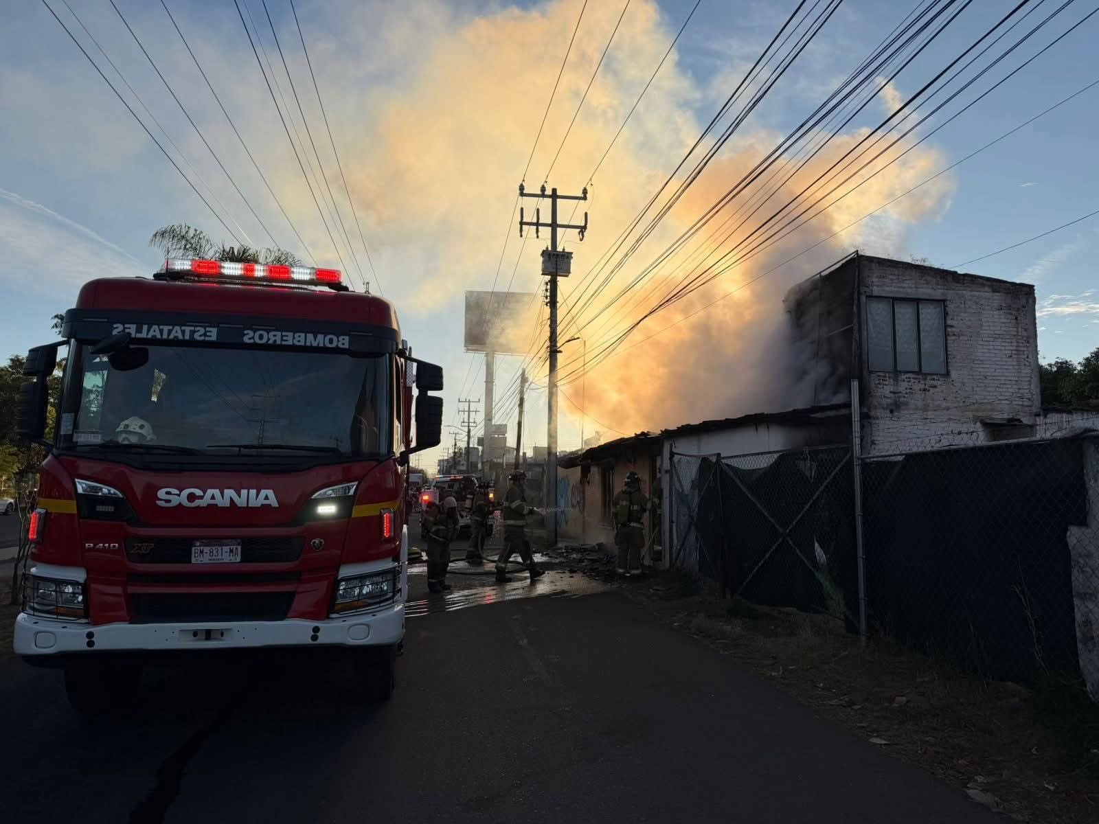 Se incendia casa en la Ana María Gallaga, Morelia - Quadratín Michoacán