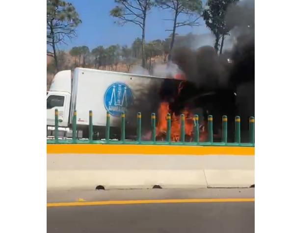 Por presunta falla mecánica se incendia camión en la Siglo 21 ...