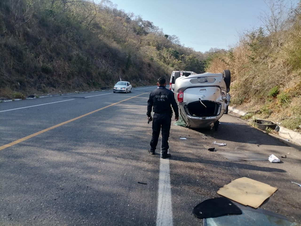 Choque y volcadura en la Siglo 21 deja un lesionado - Quadratín Michoacán