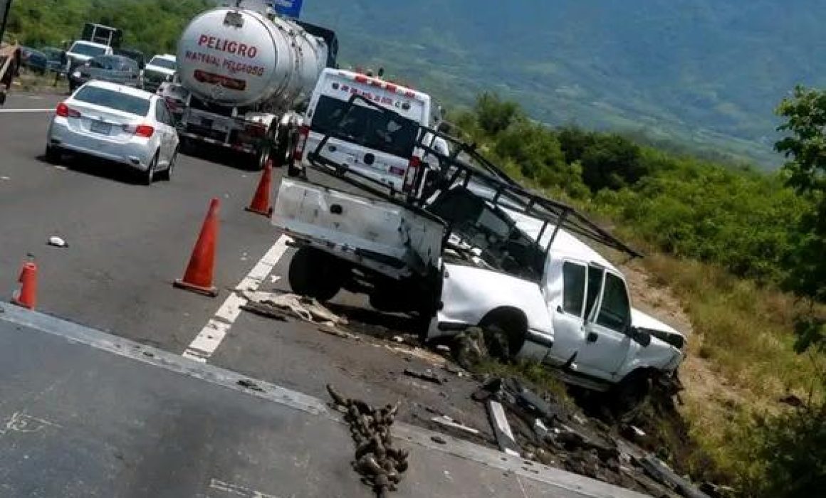 Accidente en la Siglo 21 deja 2 muertos y 7 heridos - Quadratín Michoacán