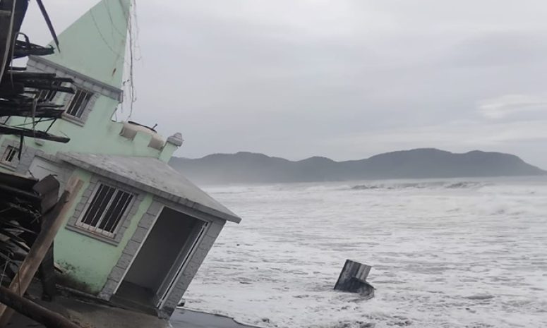Fuerte oleaje de Rachel derriba casa de playa en Mezcala