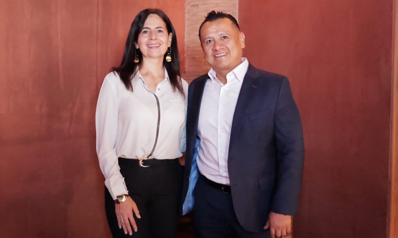 Rechaza Gaby Molina volver a la SEE y se suma a Torres Piña