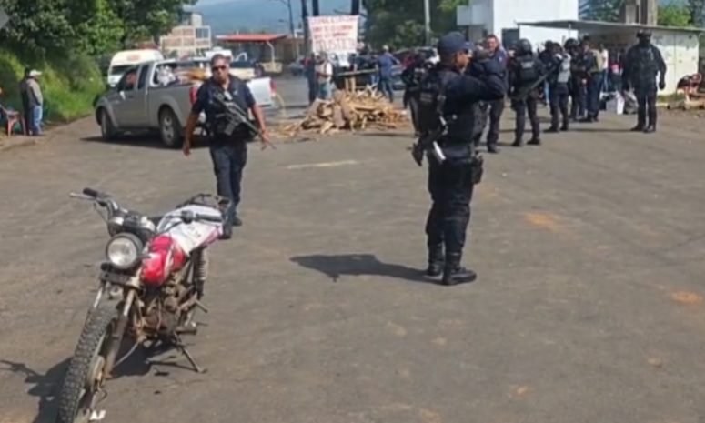 Nuevamente cierran carretera en acceso a Madero
