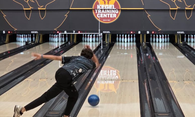 Se prepara bolichista michoacano en EU para competencias internacionales
