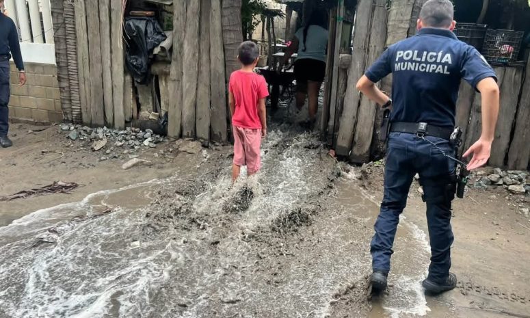 Por huracán Polo evacúan a familias que viven en franja de playa en LC