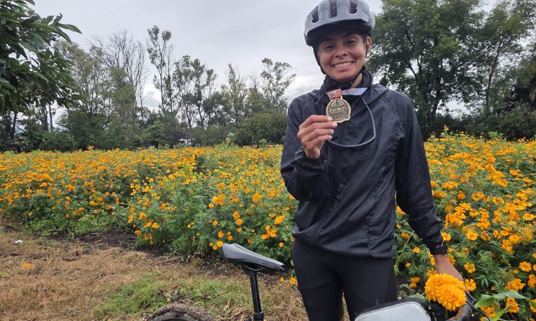Pedalea Yennifer Alabi y rompe barreras de la discapacidad en Morelia