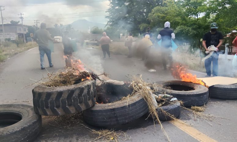 Bloquean la Buenavista-Tepalcatepec por desaparición de habitantes