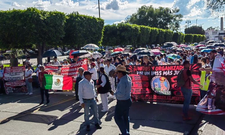 Marchan trabajadores del IMSS en Morelia por mejoras laborales