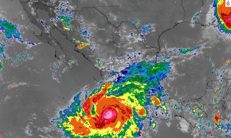 Domingo, 12 horas: pierde fuerza Simón, pero sigue alerta en Michoacán