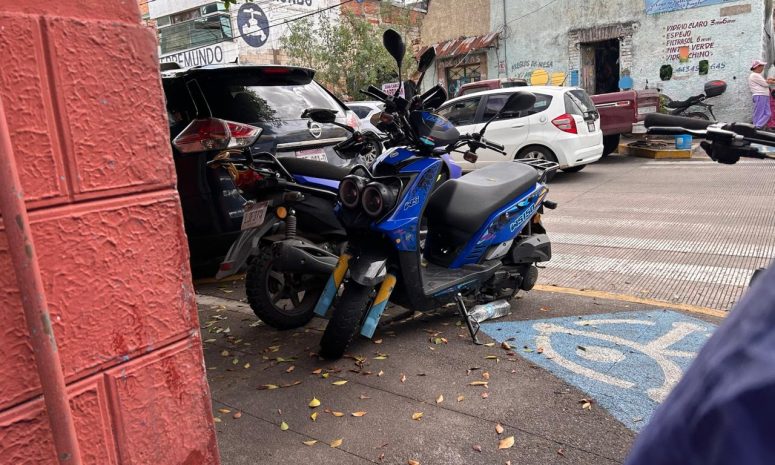 Banquetas de Ventura Puente, un obstáculo diario para peatones