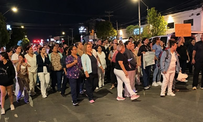 Protesta nocturna de trabajadores del IMSS en 5 municipios de Michoacán