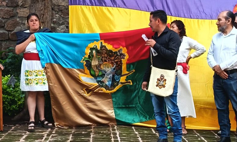 Reivindica pueblo pirianda su identidad con nueva bandera en Morelia