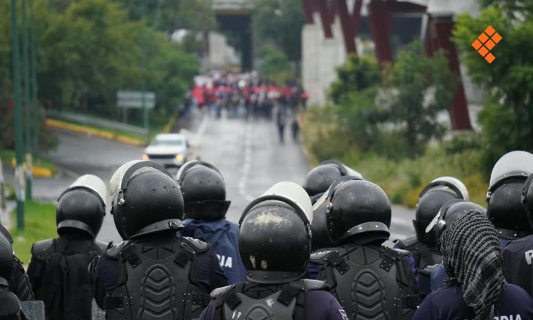 Esperan agentes de la GC contingente normalista sobre calzada La Huerta