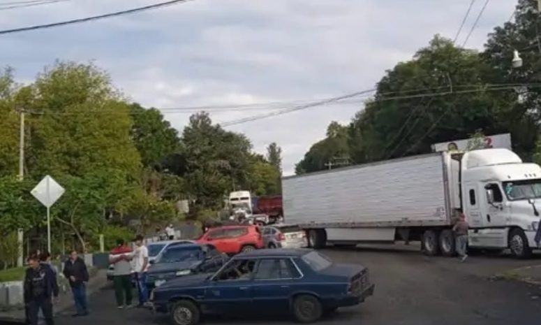 Cierran transportistas en Los Reyes-Cotija a la altura de Tingüindín