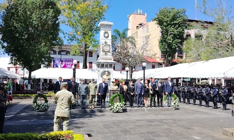 Devela Grecia Quiroz busto de Carlos Manzo en Uruapan