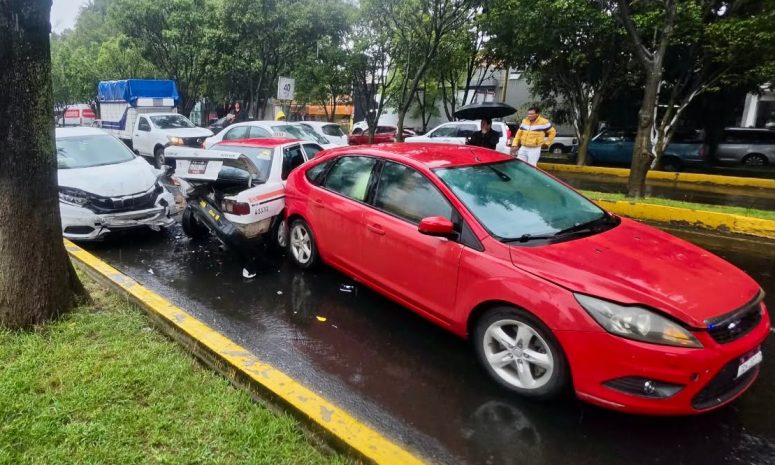 Dos lesionados en choque múltiple de 8 autos en La Huerta, Morelia