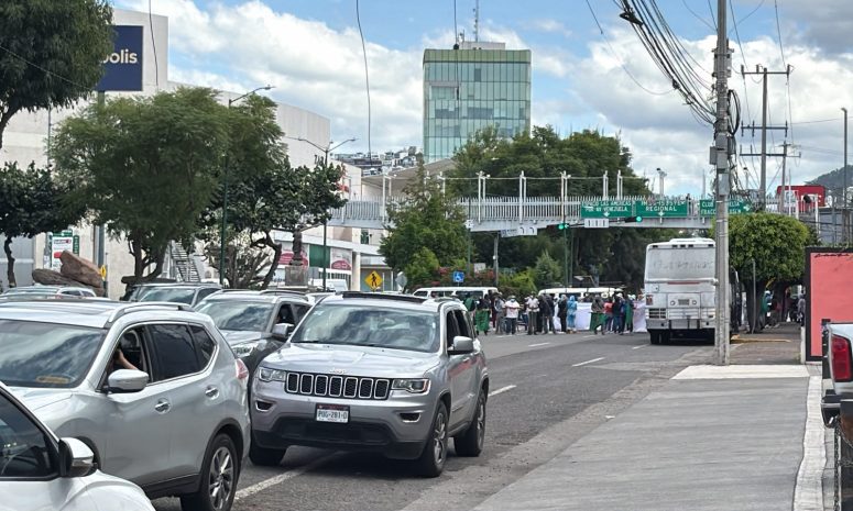 Bloquea el FNLS la avenida Camelinas; pide permiso para plantón