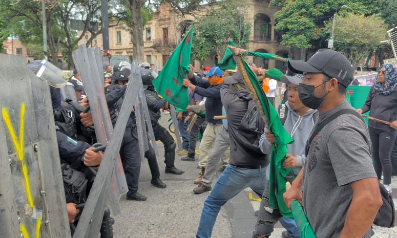 Ataca FNLS con palos a policías de Morelia; busca avanzar al centro