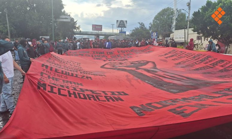 Arranca marcha de normalistas en Morelia; reportan destrozos