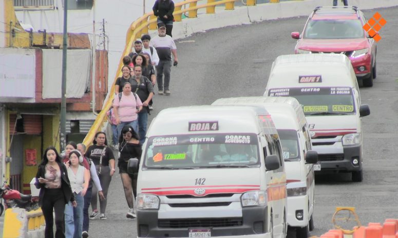 Cruzan morelianos a pie el paso a desnivel de Tres Puentes por bloqueos