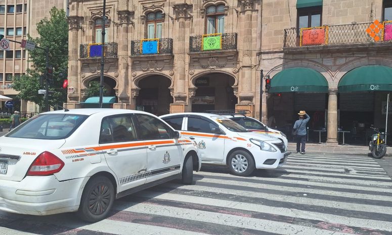 Ahora taxistas toman la avenida Madero en Morelia
